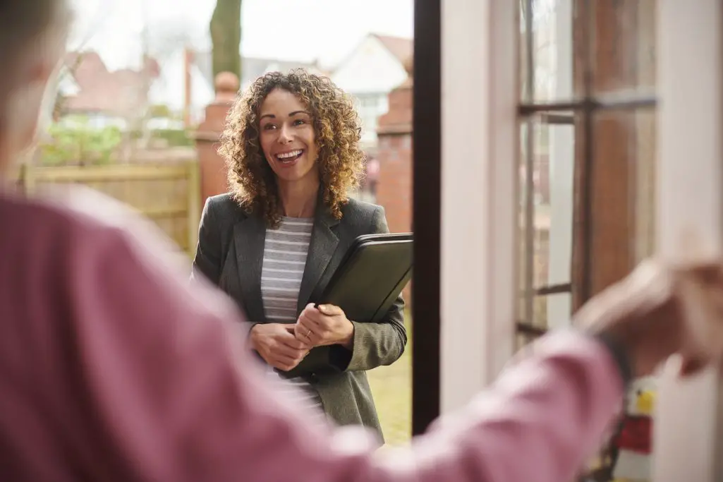 landlord discussing cozy rent payment with tenant