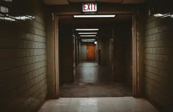 landlord has responsibility for tenant safety in this dark hallway