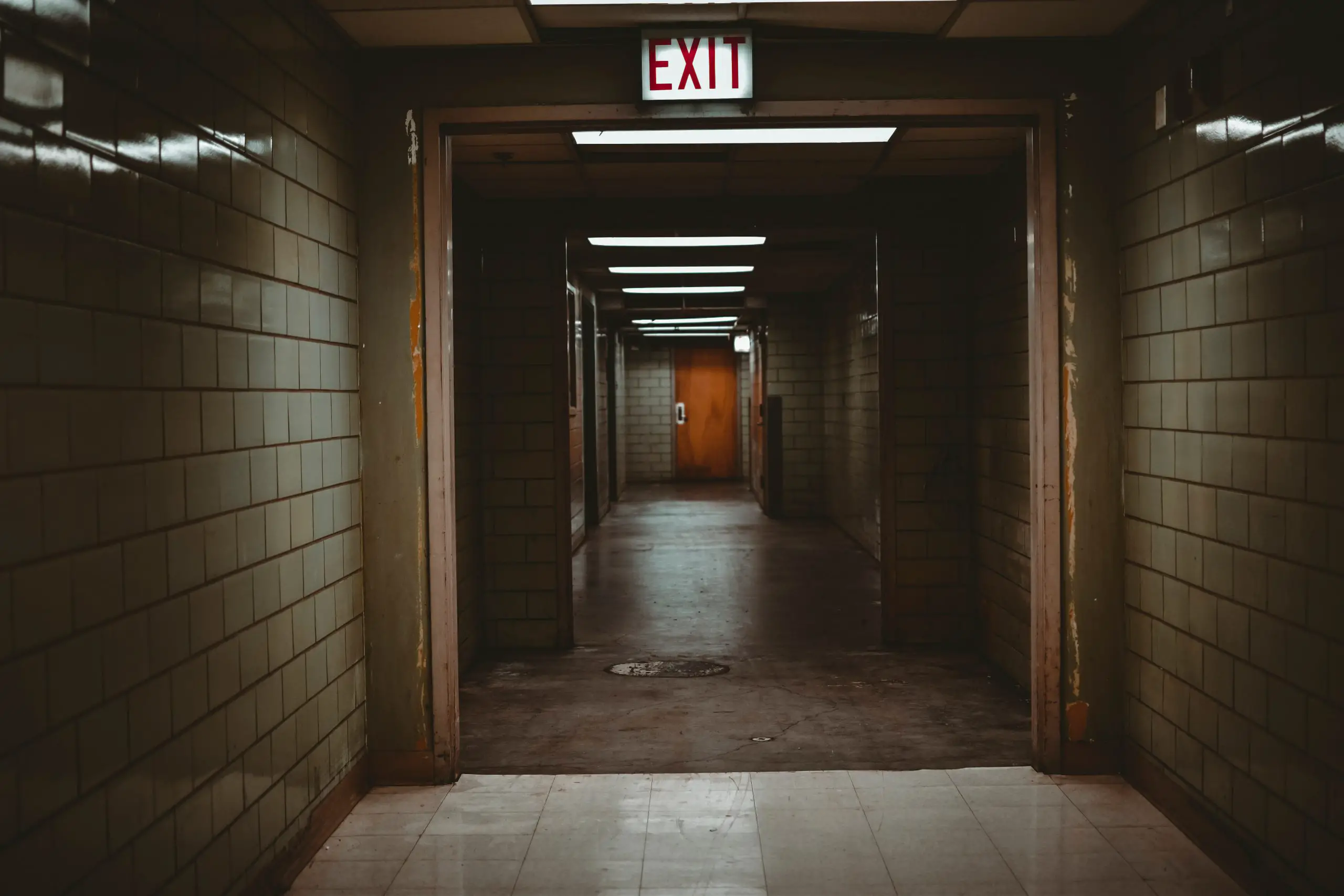 landlord has responsibility for tenant safety in this dark hallway